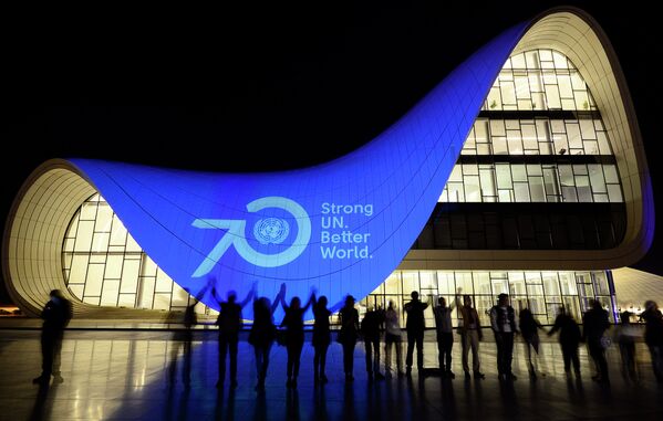 Центр Гейдара Алиева в Баку подсвечен в день 70-летия ООН