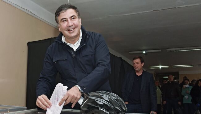Губернатор Одесской области Михаил Саакашвили на избирательном участке в Одессе во время выборов в органы местного самоуправления