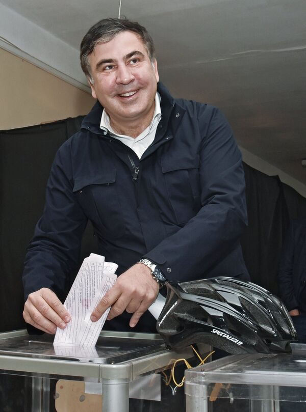 Губернатор Одесской области Михаил Саакашвили на избирательном участке в Одессе во время выборов в органы местного самоуправления
