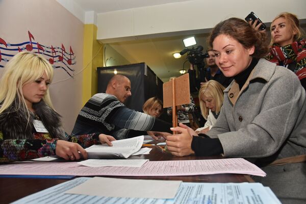 Политик Мария Гайдар на избирательном участке в Киеве во время выборов в органы местного самоуправления