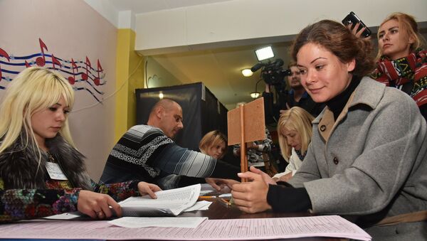 Политик Мария Гайдар на избирательном участке в Киеве во время выборов в органы местного самоуправления