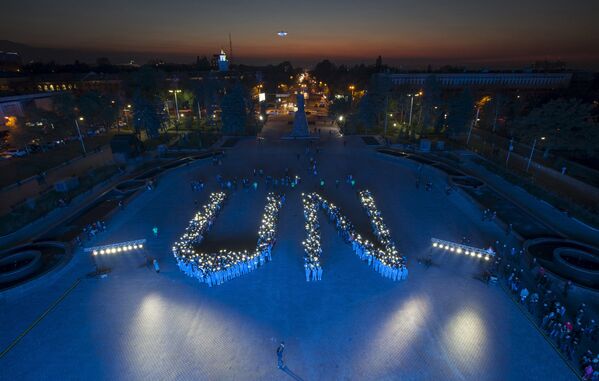 Студенты образуют знак ООН в честь 70-й годовщины ООН в Алматы, Казахстан