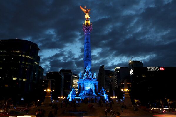 Колонна Независимости в Мехико подсвечена в день 70-летия ООН
