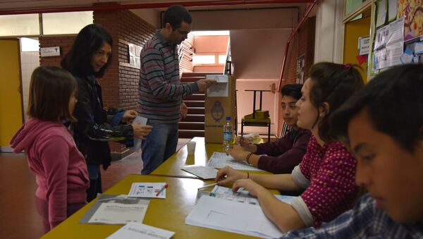 Избиратели во время президентских и парламентских выборов в Аргентине. Архивное фото