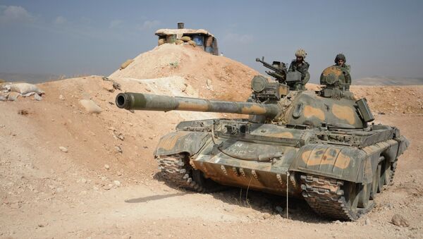 Экипаж танка Т-72 10-й дивизии 2-го корпуса Сирийской Арабской Армии (САА) на боевом дежурстве на позиции у города Катана в провинции Дамаск
