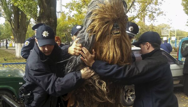 Полицейские задержали человека одетого как Чубакка из Star Wars на избирательном участке в Одессе