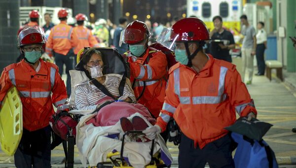 Пассажиры, пострадавшие при крушении парома у берегов Гонконга 25 октября 2015