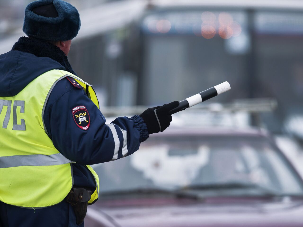 Реакция сотрудников ДПС спасла пешеходов от наезда лихача в Череповце - РИА  Новости, 16.12.2020