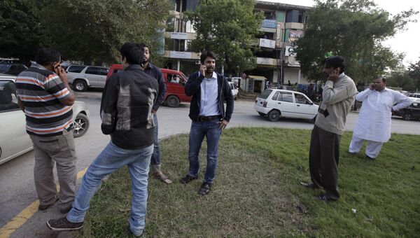 Мужчины, эвакуированные из офисных зданий, во время землетрясения в Исламабаде, Пакистан