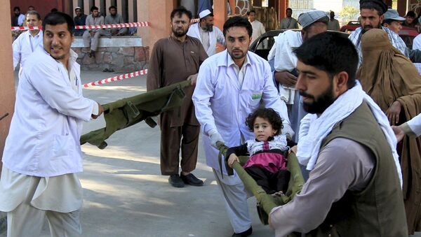 Спасатели несут в больницу пострадавшую во время землетрясения девочку больницу, Афганистан