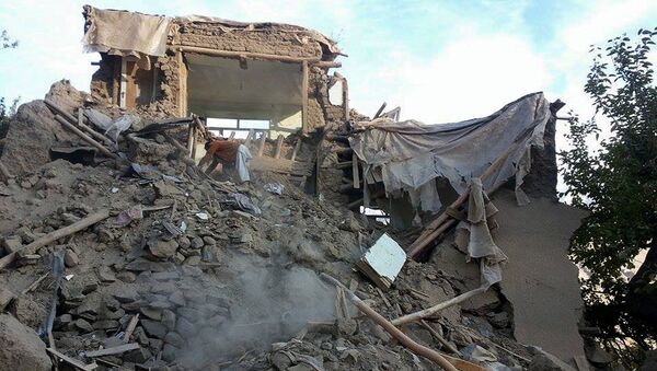 Поврежденное здание после мощного землетрясения в Афганистане.