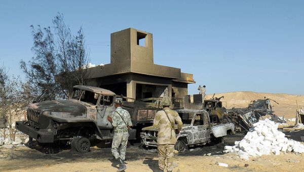 Египетские солдаты осматривают место нападения на 21 пограничника в западной пустыне Египта