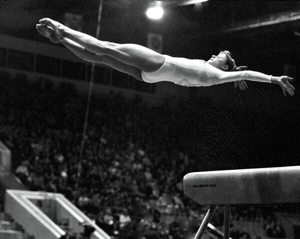 Двукратная чемпионка Олимпийских игр по спортивной гимнастике Ольга Корбут выполняет опорный прыжок