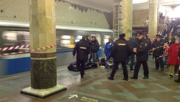 Мужчина погиб при падении на рельсы на станции метро Киевская