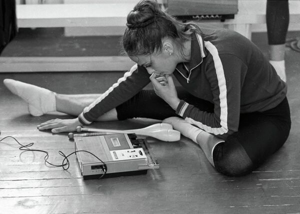 Чемпионка мира, чемпионка СССР по художественной гимнастике Ирина Дерюгина выбирает музыку для новой программы