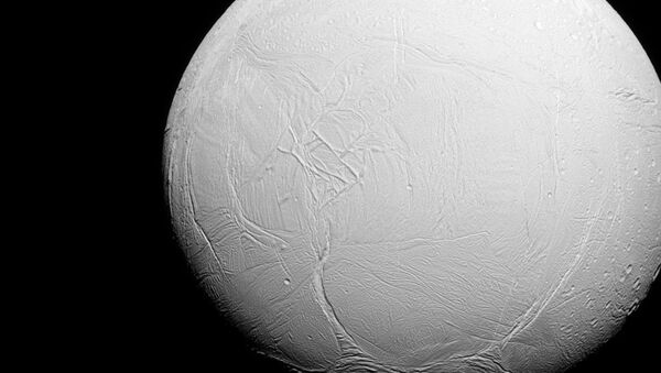Снимок Энцелада, полученный с помощью аппарата Кассини