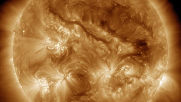 Изображение длинной нити на поверхности Солнца