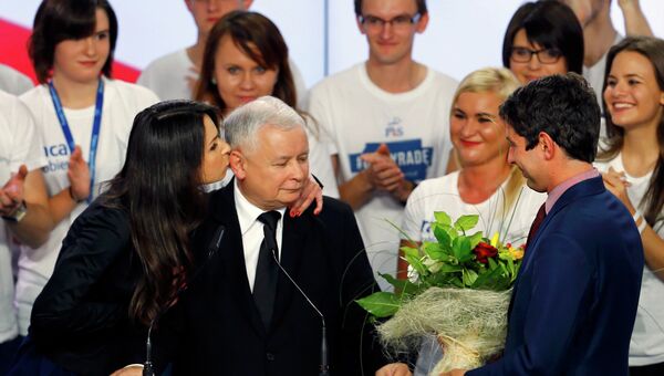 Лидер оппозиционной партии Право и справедливость экс-премьер Польши Ярослав Качиньский с дочерью. 25 октября 2015