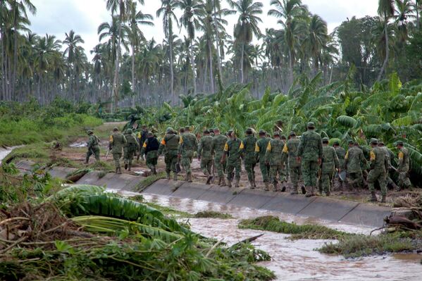 Мексиканские военные осматривают последствия урагана Патрисия