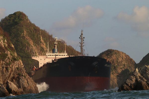 Мексиканское грузовое судно, застрявшее в прибрежных скалах из-за шторма, вызванного прохождением урагана Патрисия