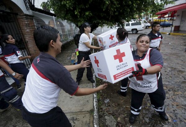 Волонтеры Красного креста на улице в городе Пуэрто-Вальярта, Мексика