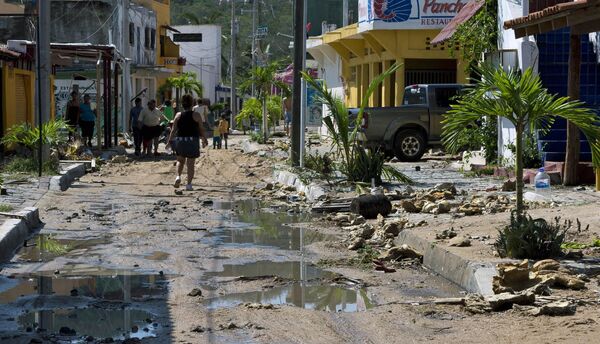 Последствия урагана Патрисия в городе Барра-Де-Навидад, Мексика