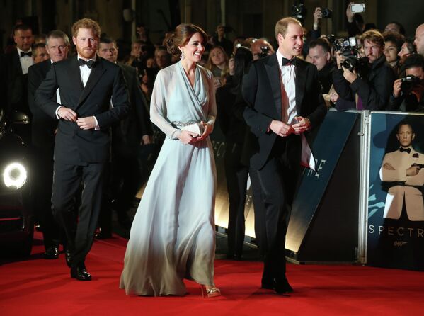 Британский принц Гарри, герцогиня и герцог Кембриджские на мировой премьере Spectre в Королевском Альберт-Холле