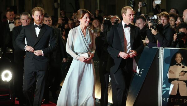 Британский принц Гарри, герцогиня и герцог Кембриджские на мировой премьере Spectre в Королевском Альберт-Холле