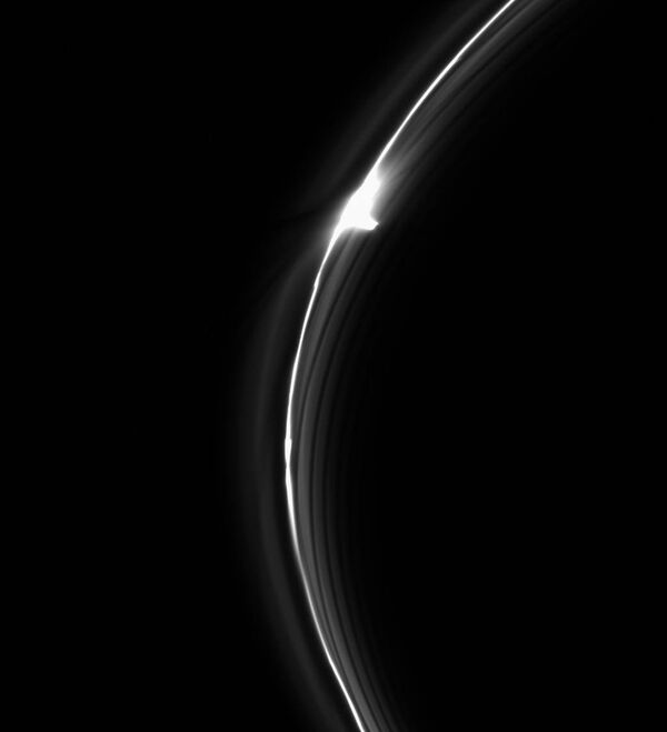 Снимок динамического кольца Сатурна, полученный с помощью аппарата Кассини