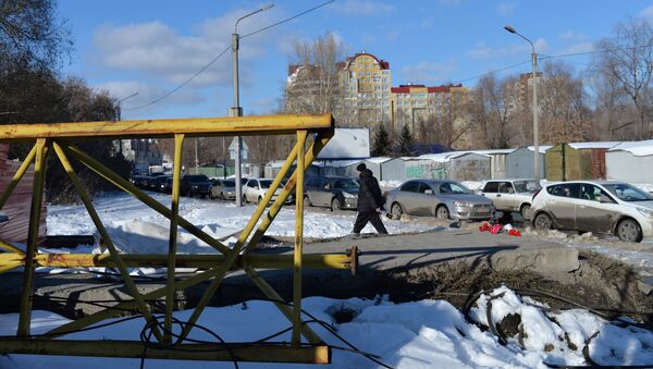 На месте падения башенного крана в Омске, в результате чего погибли четыре человека