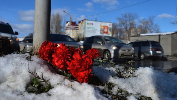 Цветы на месте падения башенного крана в Омске, в результате чего погибли четыре человека