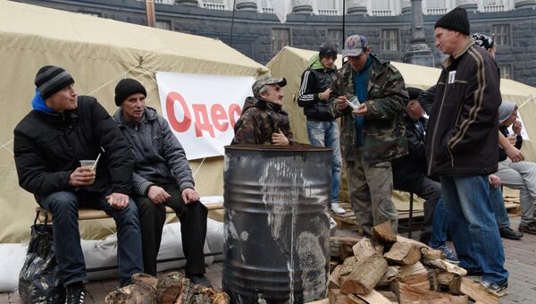 Участники акции протеста с требованием снизить тарифы на жилищно-коммунальные услуги у здания Кабинета министров Украины в Киеве. Архивное фото