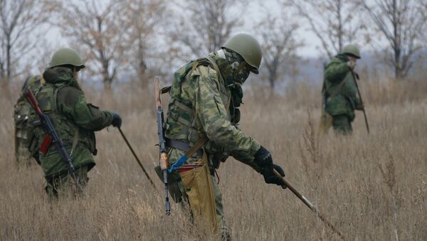 Саперы ополчения Донецкой народной республики (ДНР) проводят разминирование территории. Архивное фото