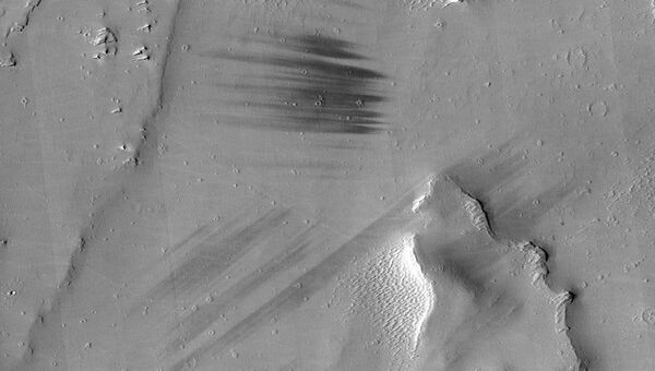 Фотография гигантских темных когтей на поверхности Марса