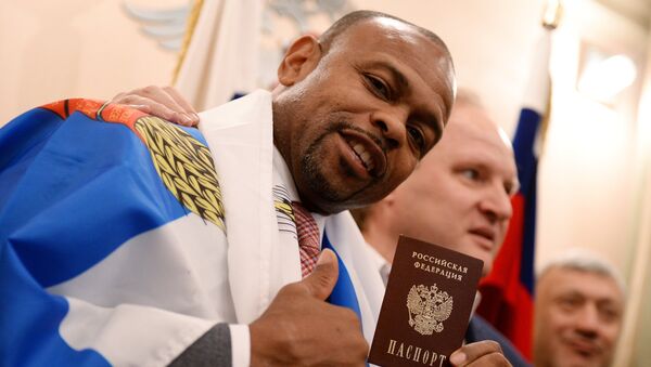 Боксер Рой Джонс получил российский паспорт. Архивное фото