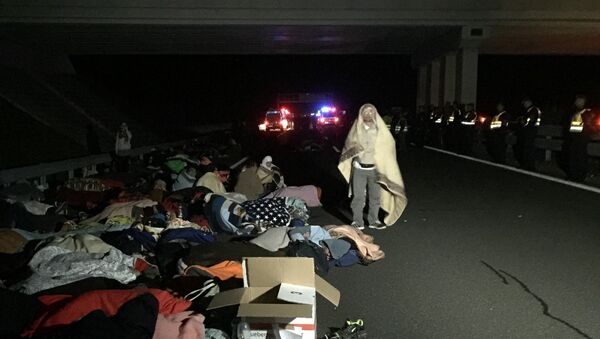 Беженцы спят на автостраде. Архивное фото
