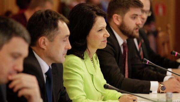 Сербская парламентская делегация во главе с председателем Демократической партии Сербии Сандой Рашкович-Ивич во время посещения парламента Крыма