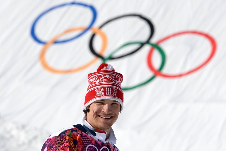 Вик Уайлд (Россия), завоевавший золотую медаль, после окончания финала параллельного гигантского слалома на соревнованиях по сноуборду среди мужчин