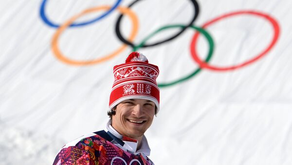 Вик Уайлд (Россия), завоевавший золотую медаль, после окончания финала параллельного гигантского слалома на соревнованиях по сноуборду среди мужчин. Событийное фото.