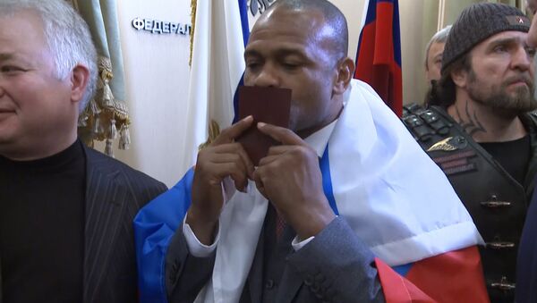 Боксер Рой Джонс поцеловал только что полученный паспорт гражданина РФ