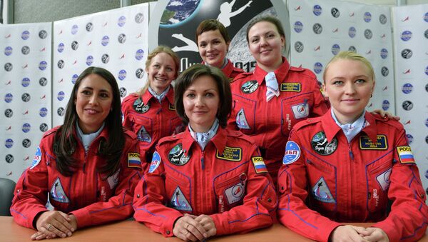 Участницы эксперимента по имитации облета Луны женским экипажем Луна-2015 во время пресс-конференции перед началом эксперимента