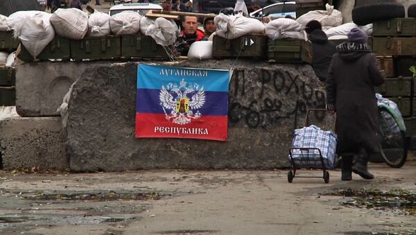 Жители ЛНР с сумками и тележками шли к открывшемуся КПП на границе с Украиной