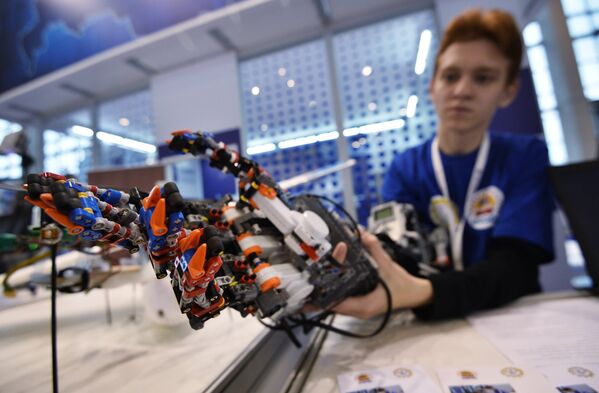 Демонстрация прототипа экзоскелета руки человека, созданного с использованием конструктора лего, на шоу технологий Открытые инновации в 75-м павильоне ВДНХ