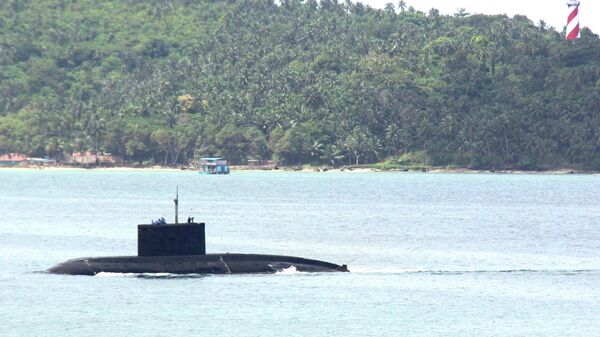Индийская подлодка у входа в базу ВМС Индии Порт-Блэр