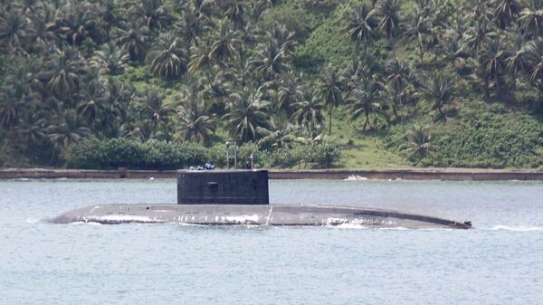 Индийская подлодка у входа в базу ВМС Индии Порт-Блэр