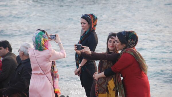Туристы на острове Киш в Иране
