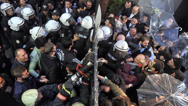 Полиция Турции берет штурмом телевизионную станцию Koza-Ipek в Стамбуле