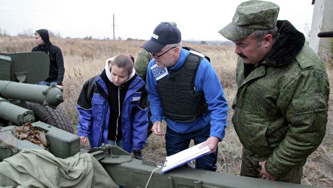 Представители ОБСЕ у военной техники, отведенной от линии соприкосновения. Архивное фото