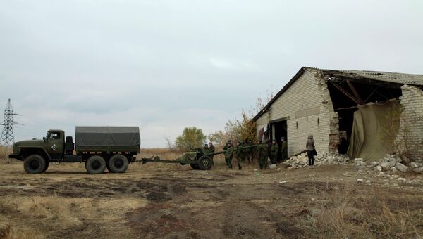 Военная техника, отведенная от линии соприкосновения в Донецкой области. Архивное фото