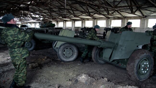 Военнослужащий у военной техники, отведенной от линии соприкосновения ДНР, на специально подготовленной площадке в Донецкой области